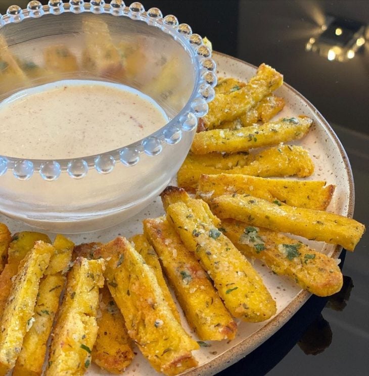 Polenta assada com queijo e ervas