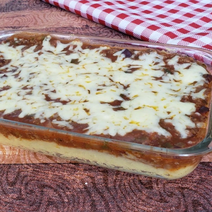 Polenta com carne moída no forno