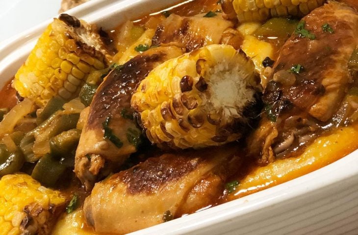 Polenta com frango e quiabo