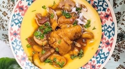 Polenta com frango na caracu