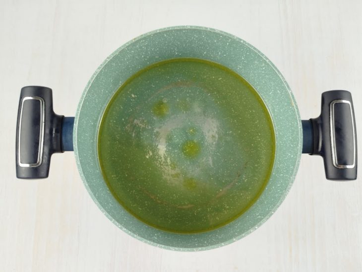 Água com azeite na panela.