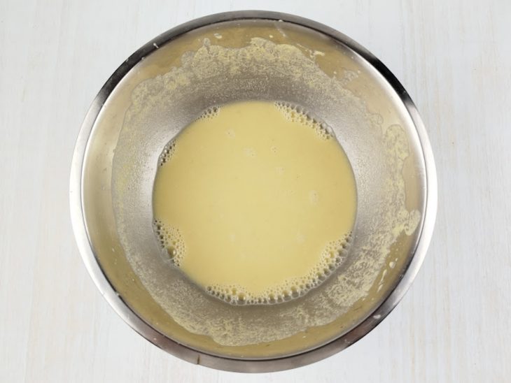 Fubá com água fria numa tigela.