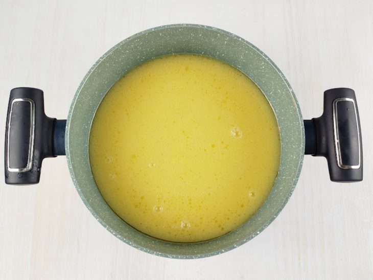 Mistura de fubá despejada na panela.