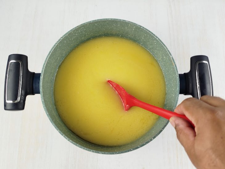 Mistura temperada na panela.