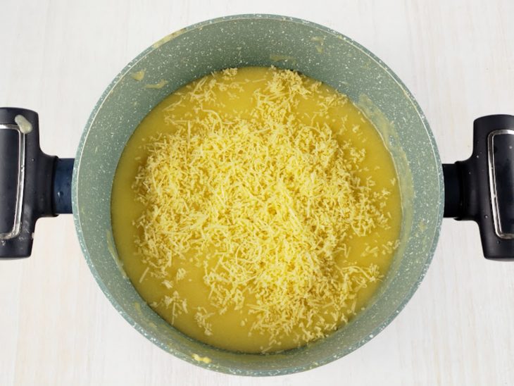 Parmesão ralado adicionado.