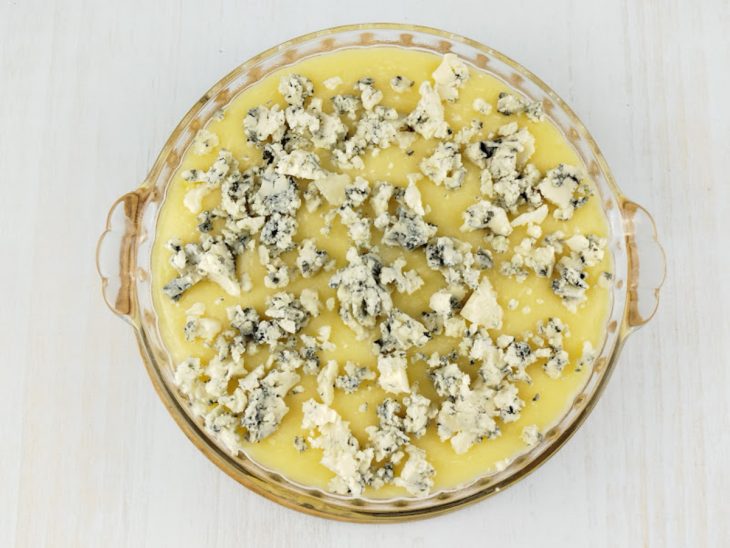 Gorgonzola espalhado pela suoperfície.