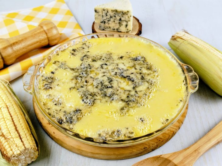Polenta com gorgonzola pronta para consumo.