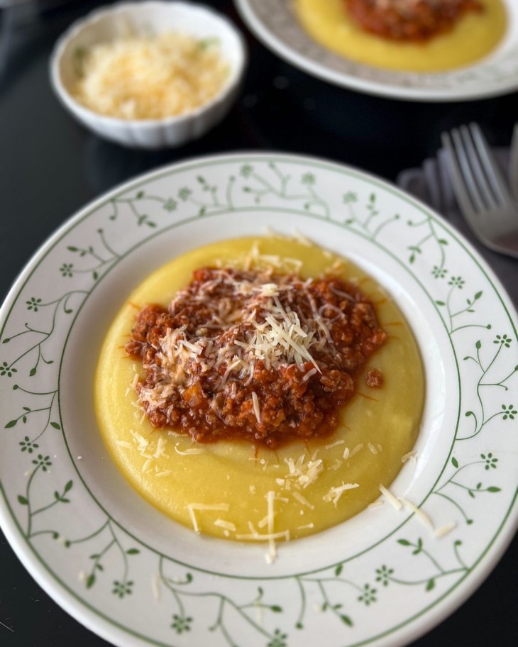 Polenta com molho a bolonhesa