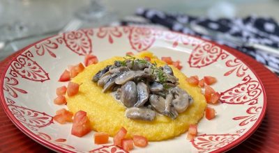 Polenta com queijo de cabra e cogumelos