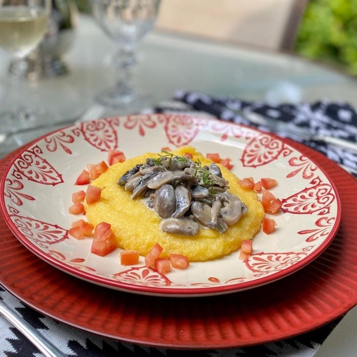 Polenta com queijo de cabra e cogumelos