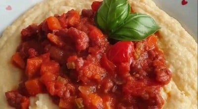 Polenta com ragu de linguiça