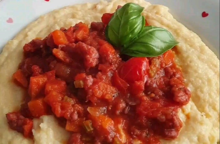 Polenta com ragu de linguiça