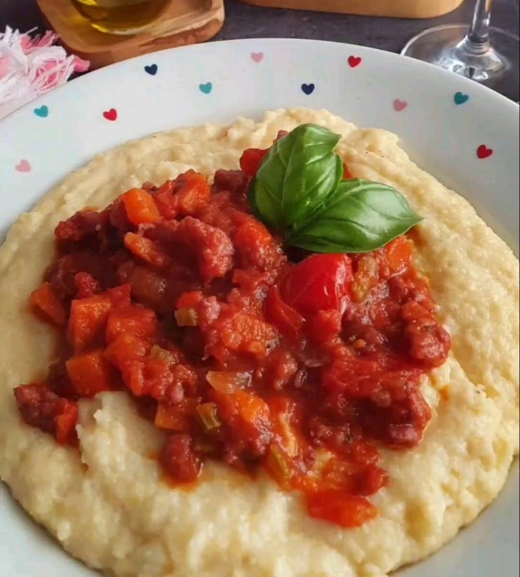 Polenta com ragu de linguiça