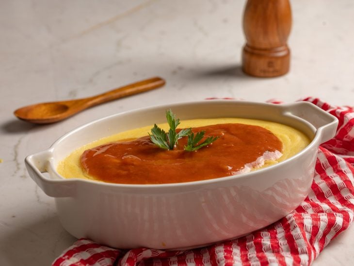 Um refratário com polenta cremosa.