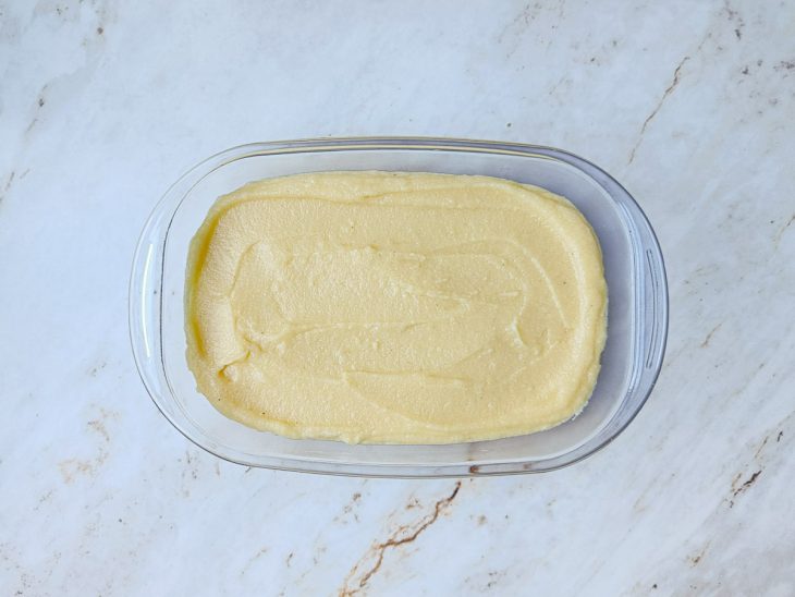 Polenta espalhada no refratário.