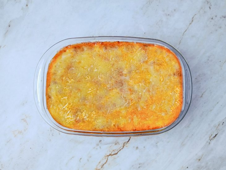 Polenta cremosa com carne moída gratinada.