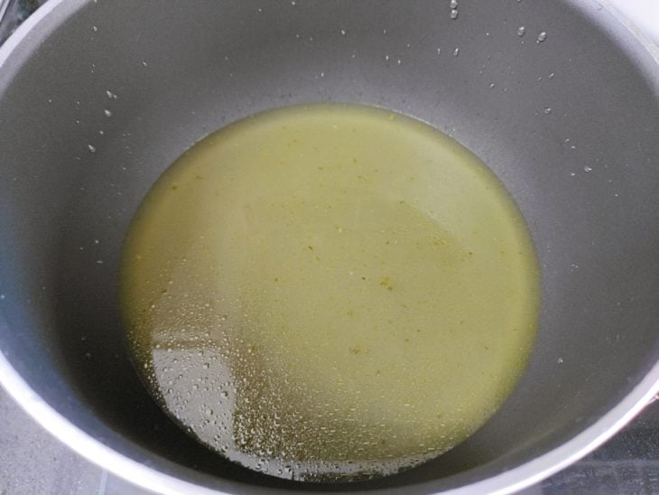 Caldo de legumes em uma panela.