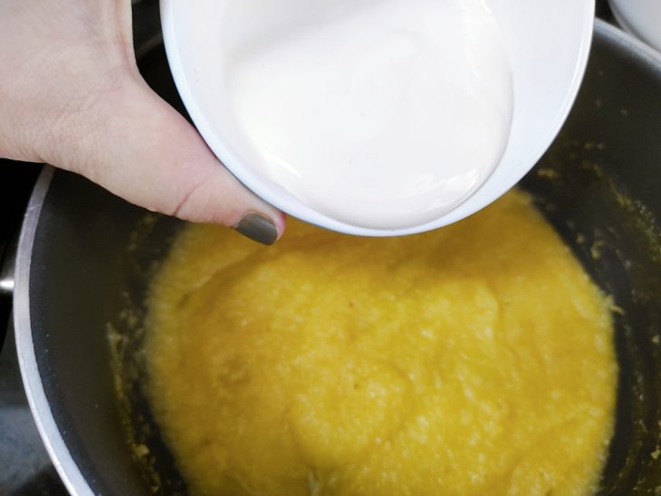 Creme de leite adicionado na panela.