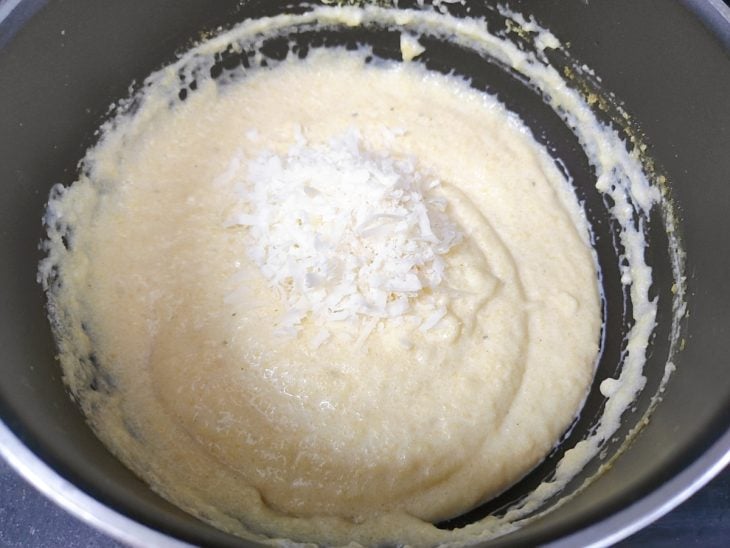 Queijo ralado adicionado na panela.