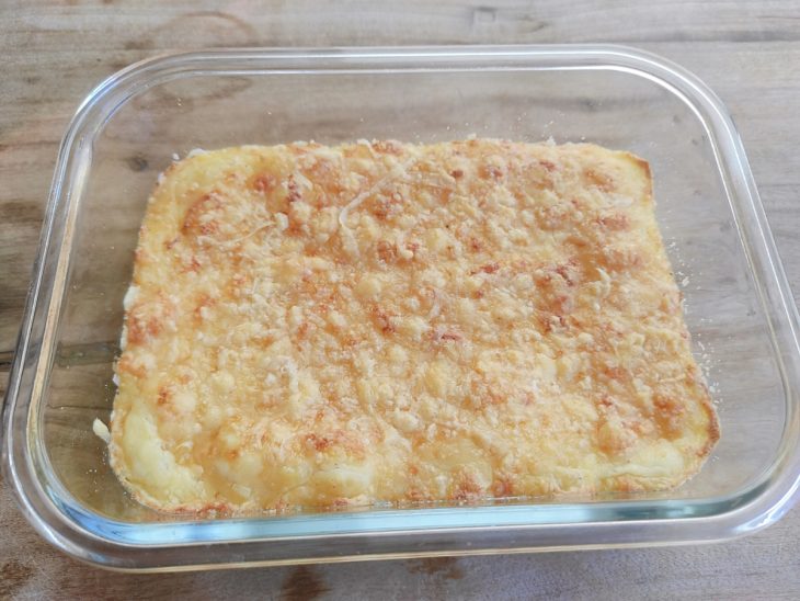 Polenta cremosa gratinada pronta para servir.