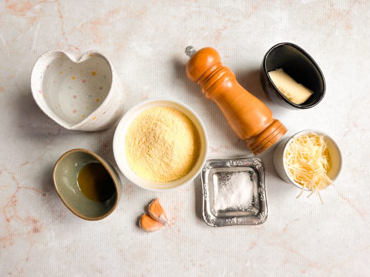 Ingredientes da polenta organizados sobre a bancada.