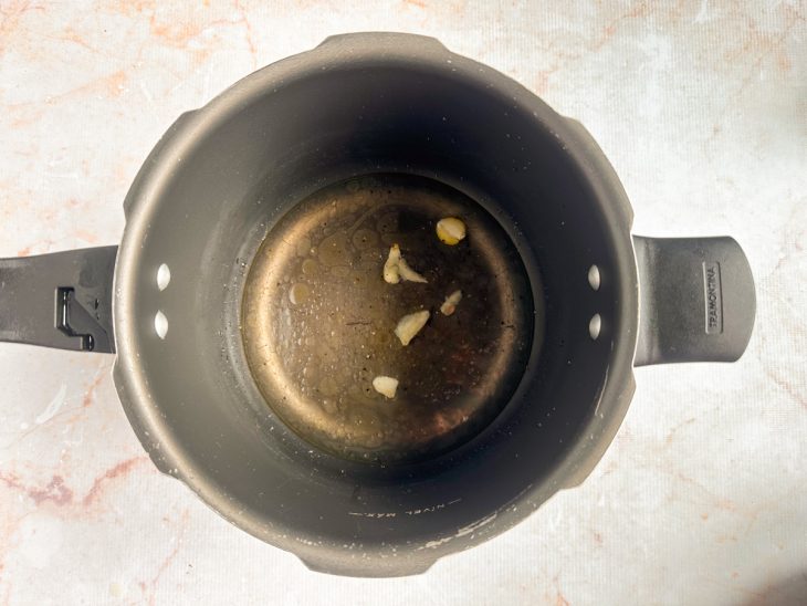 Água, sal e pimenta adicionados à panela.