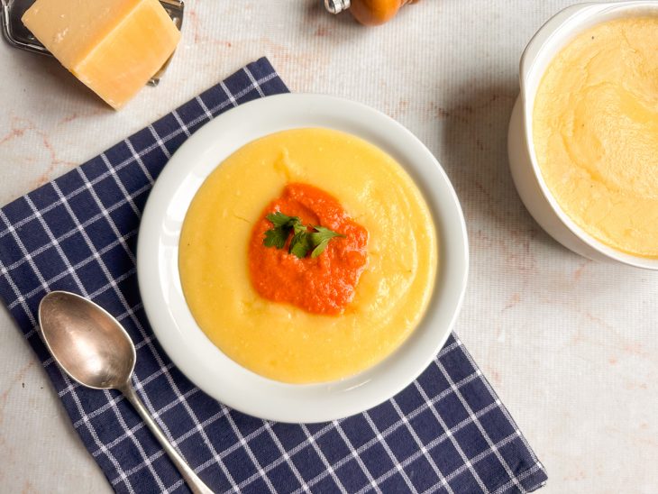 Polenta cremosa simples servida no prato.