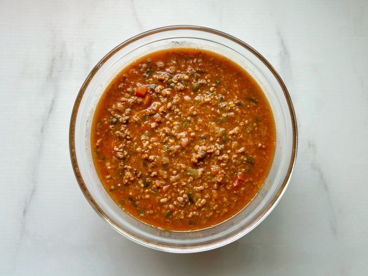 Carne moída ao molho pronta em um recipiente de vidro.