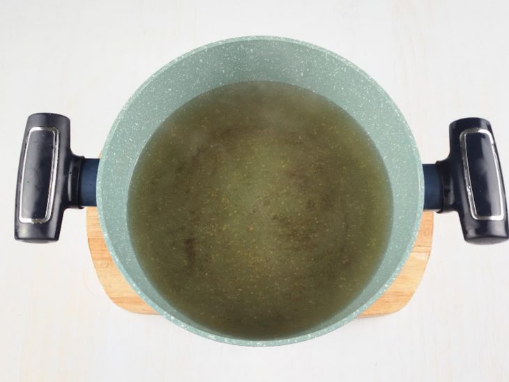 Água temperada em uma panela.
