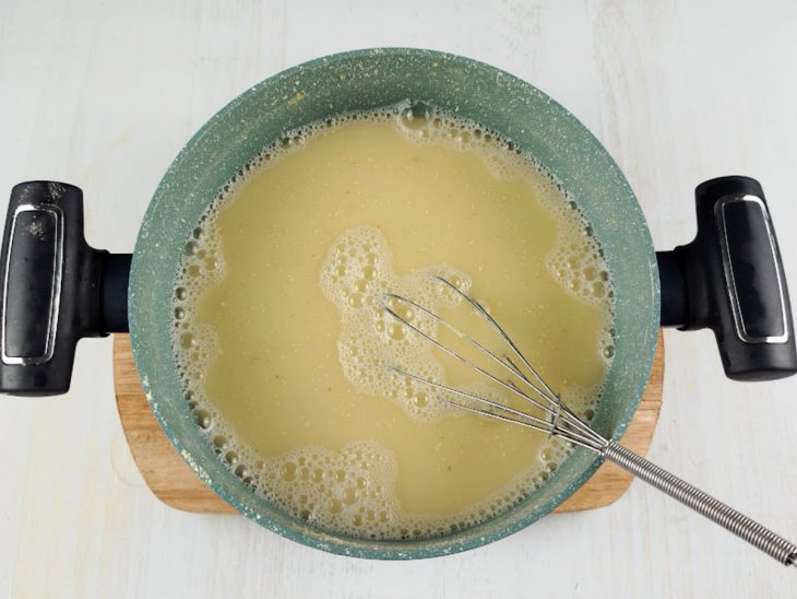 Polenta adicionada na panela.