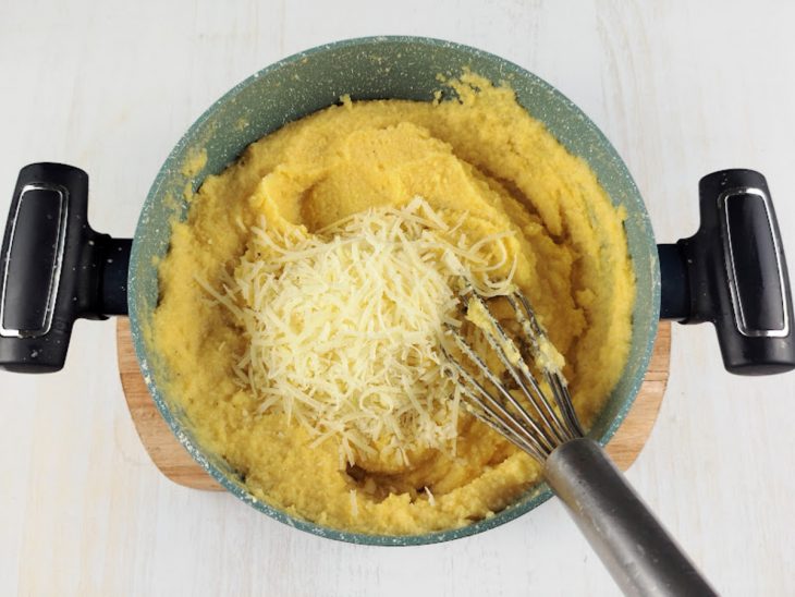 Manteiga e parmesão ralado adicionados na panela.