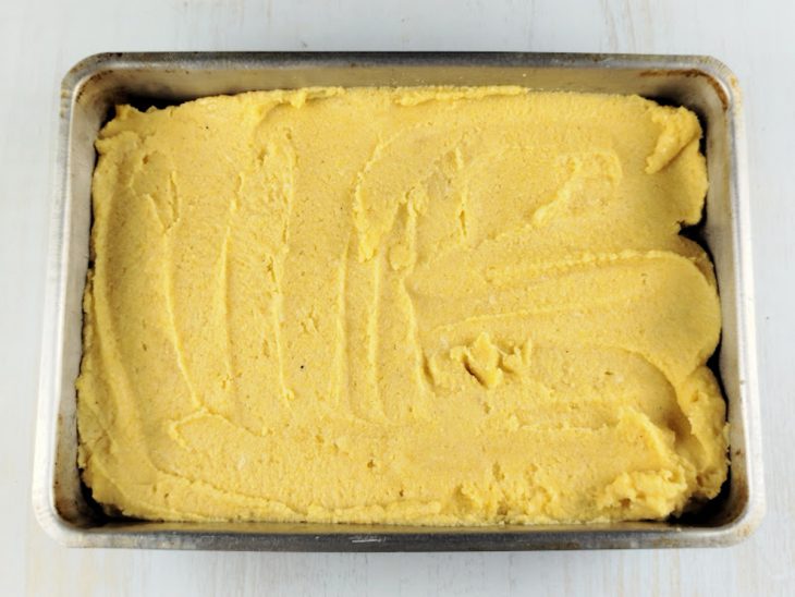 Polenta colocada na assadeira.