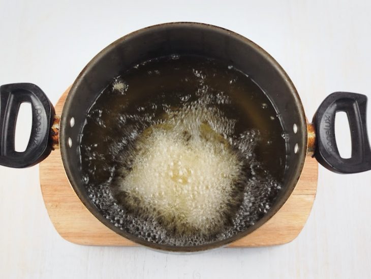 Polentas fritas em óleo.