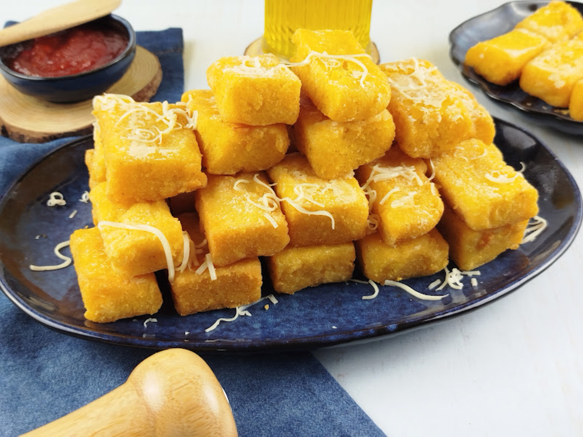 Polenta frita com queijo