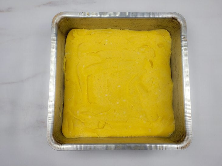 Uma forma contendo polenta.