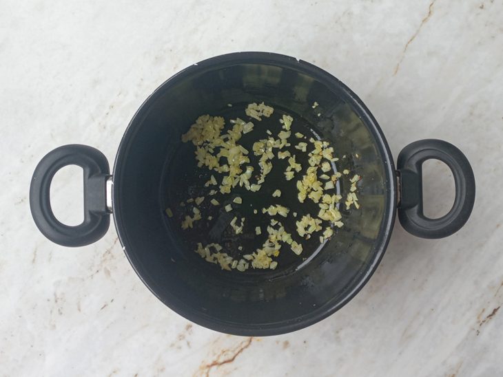 Cebola refogada na panela com azeite.