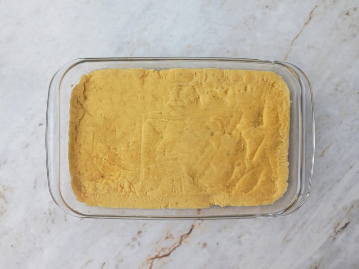 Mistura acomodada em uma forma.