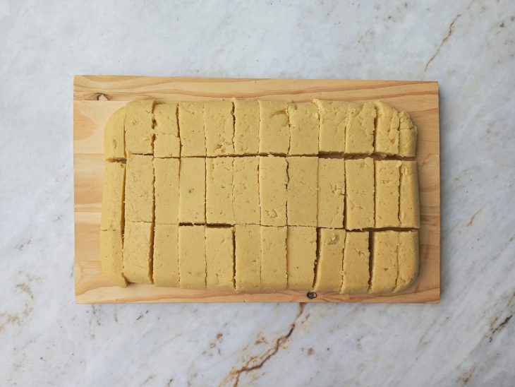 Polenta cortada em três partes.