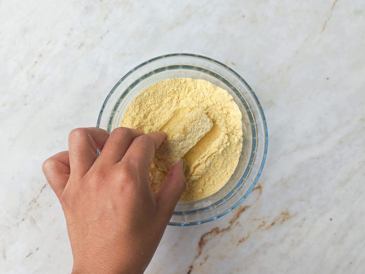 Pedaço de polenta passado no fubá.