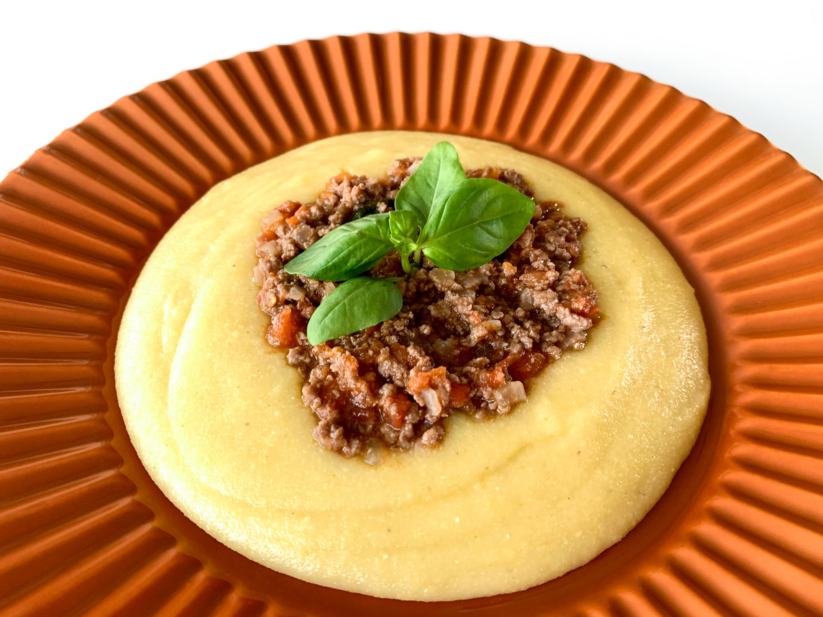 Polenta mole com carne moída