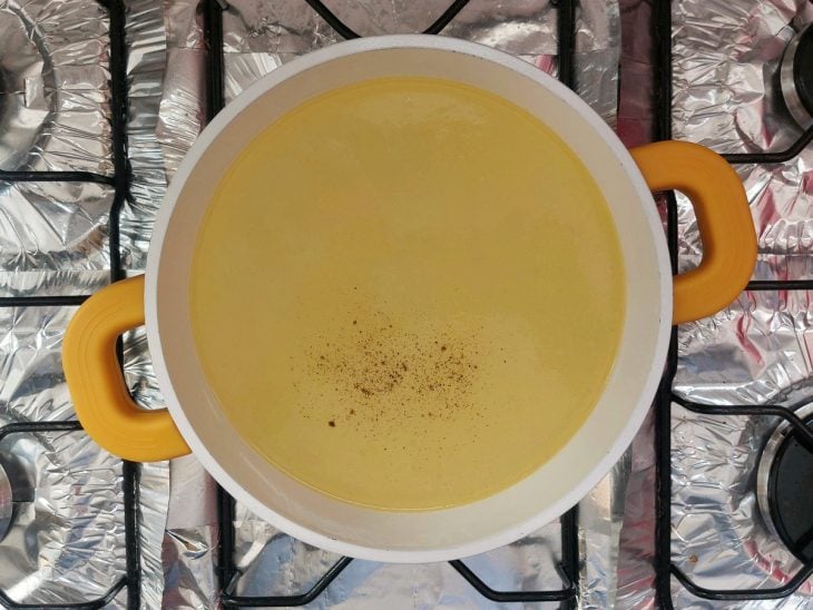 Uma panela com água, manteiga, sal e noz-moscada.