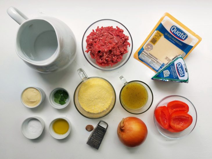 Uma bancada com os ingredientes separados.