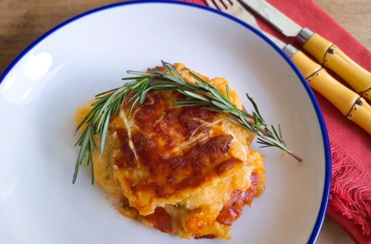 Polenta recheada com linguiça calabresa