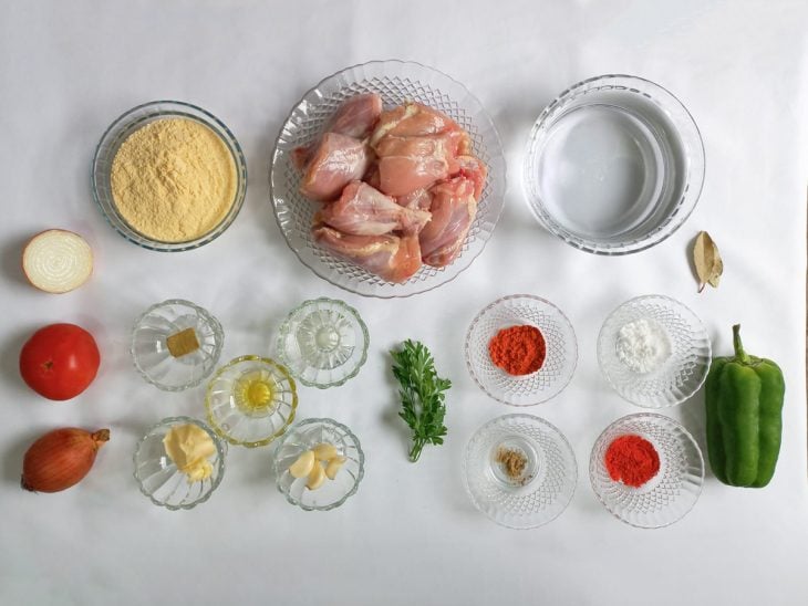 Ingredientes para a receita separados em uma bancada.