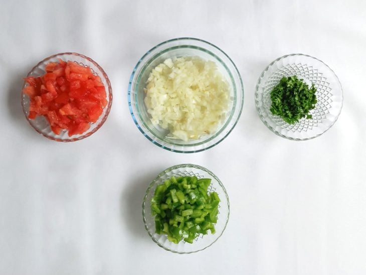Ingredientes picados e separados em recipientes.