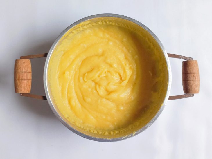 Polenta despejada na panela.