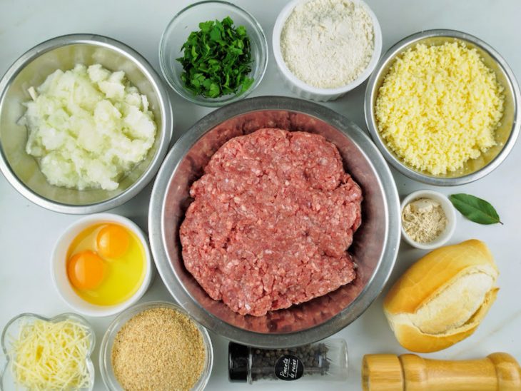 Ingredientes reunidos numa bancada para o preparo da receita.