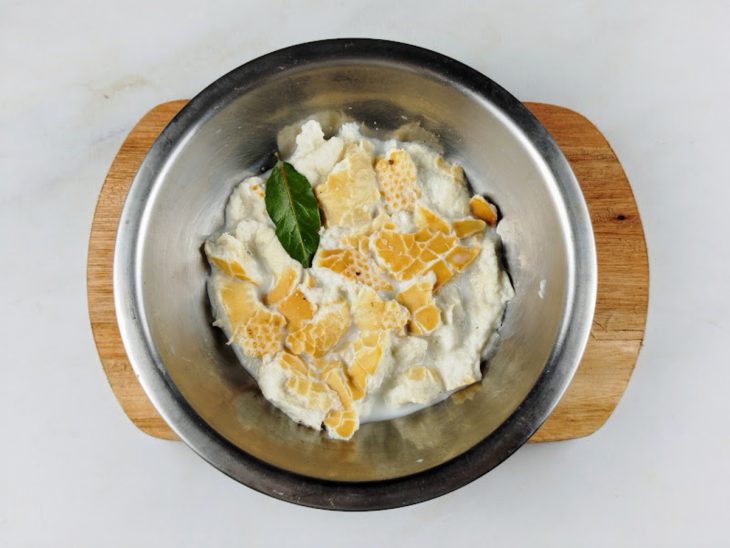 Tigela com pão despedaçado e leite.
