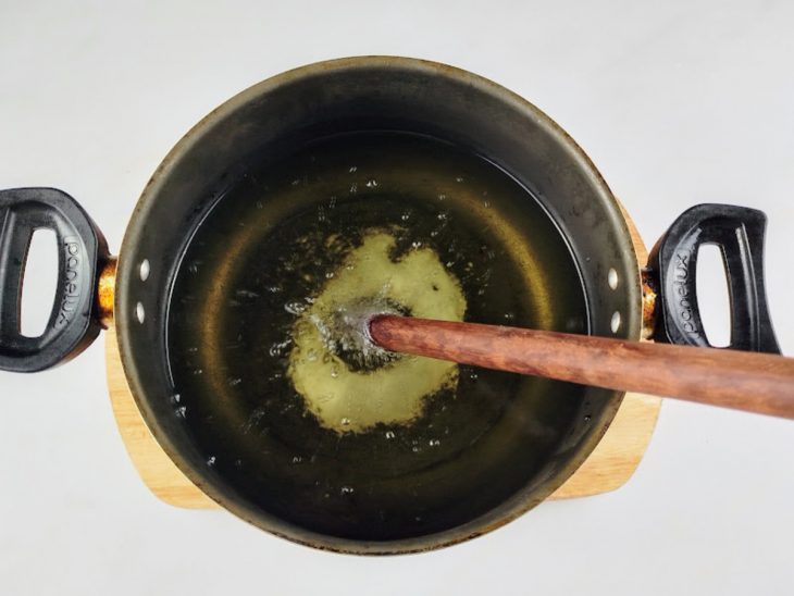 Óleo quente numa panela.
