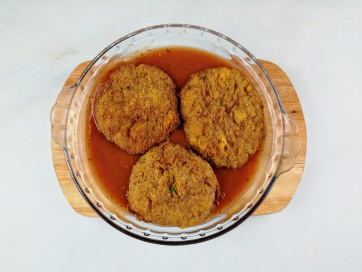 Tigela com molho e polpetones acomodados.